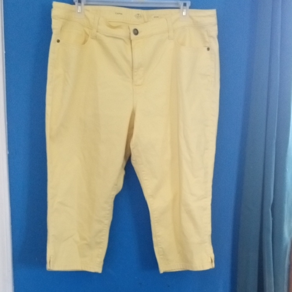 St. John's Bay Light Yellow Capri Pants